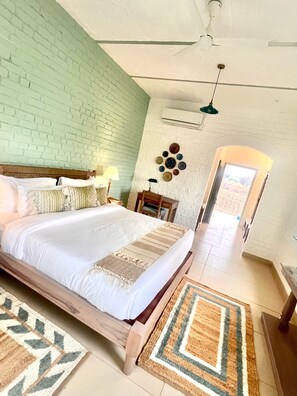 Phòng đôi Deluxe, ban công, quang cảnh đồi núi | Két bảo mật tại phòng, bàn, khu vực làm việc phù hợp cho laptop 