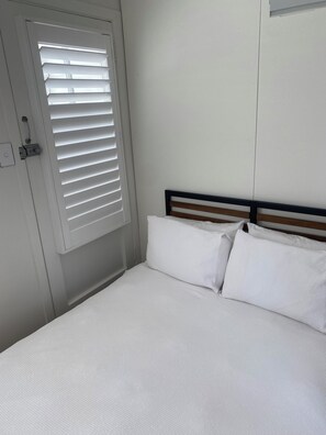 1 chambre, fer et planche à repasser