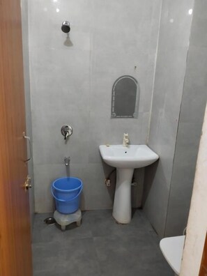 Shower, free toiletries, towels, soap - Meera residency vrindavan (Vrindavan)