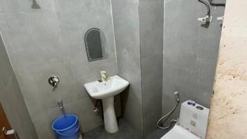 Dusche, kostenlose Toilettenartikel, Handtücher, Seife