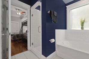 6 bedrooms, iron/ironing board, WiFi, bed sheets - 1A Side by Side Houses. Enough bedrooms for any group size. (Nashville)