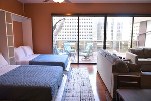 Iron/ironing board, WiFi, bed sheets - Spacious Condo in Downtown Honolulu perfect for groups up to 10 with Lanai! (Honolulu)