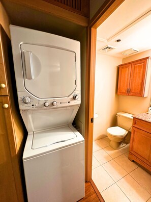 Shower, hair dryer, towels, soap - Spacious Condo in Downtown Honolulu perfect for groups up to 10 with Lanai! (Honolulu)