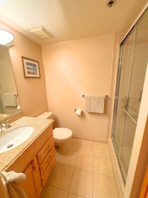 Shower, hair dryer, towels, soap - Spacious Condo in Downtown Honolulu perfect for groups up to 10 with Lanai! (Honolulu)