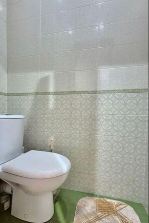 Sèche-cheveux, serviettes fournies, savon, papier toilette