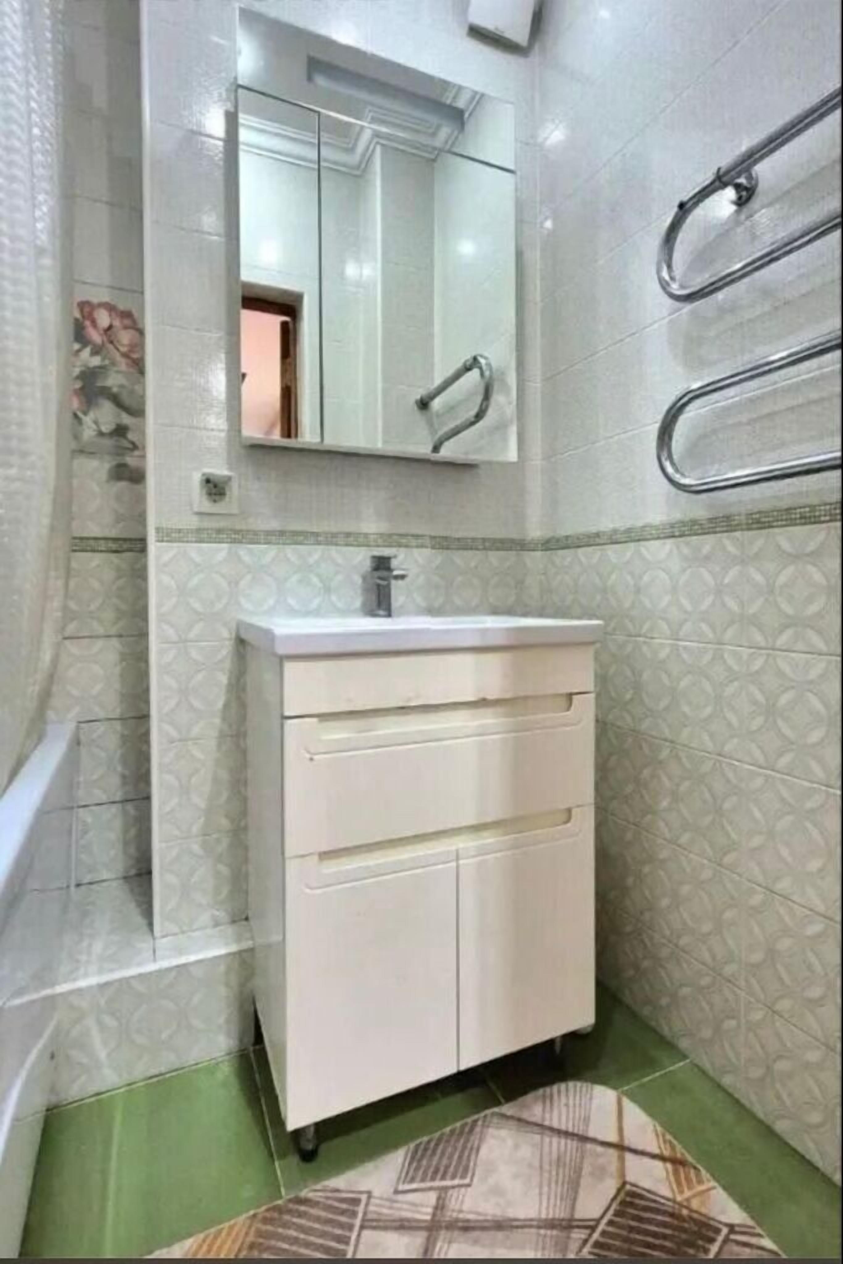 Haartrockner, Handtücher, Seife, Toilettenpapier