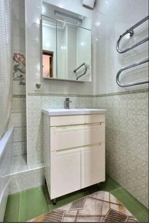 Sèche-cheveux, serviettes fournies, savon, papier toilette