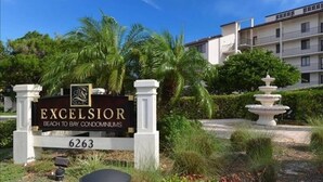 Opaste, jossa lukee ”Excelsior Beach – Bay Condominiums” ja numero 6263.