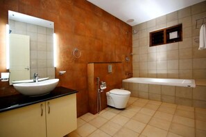 Deluxe Double Room, Bathtub | Bathroom - Vista Del Lago Wayanad (Karachal)