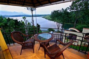 Outdoor dining - Vista Del Lago Wayanad (Sulthan Bathery)