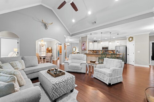 Liv Luxe- Tuscaloosa Rental with a deluxe outdoor entertainment area!