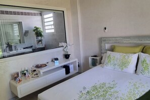 3 makuuhuonetta, työpöytä, silitysrauta/-lauta, ilmainen Wi-Fi