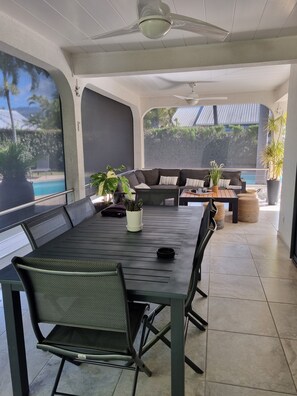 Outdoor dining - Villa de Standing - Elegance, Comfort and Pleasant Living (L'Étang-Salé)