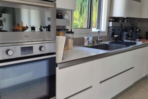 Jääkaappi, mikroaaltouuni, uuni, liesi