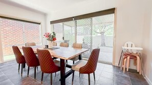 Hus - utsikt mot trädgården | Restauranger