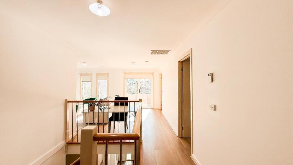 Un hall d’entrée spacieux avec un escalier menant à une salle à manger.