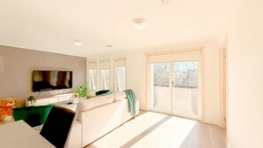 Hus - utsikt mot trädgården | Vardagsrum