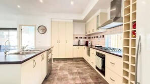 Private kitchen - StayAU Family Haven Pet-Friendly (Caroline Springs)
