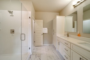 Hair dryer, towels - Brand-New House in Glenpool, Oklahoma (Glenpool)
