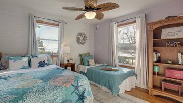 3 bedrooms, desk, iron/ironing board, internet