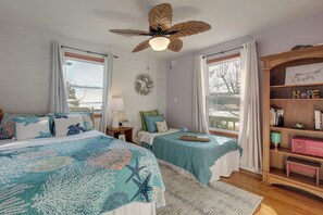 3 bedrooms, desk, iron/ironing board, internet