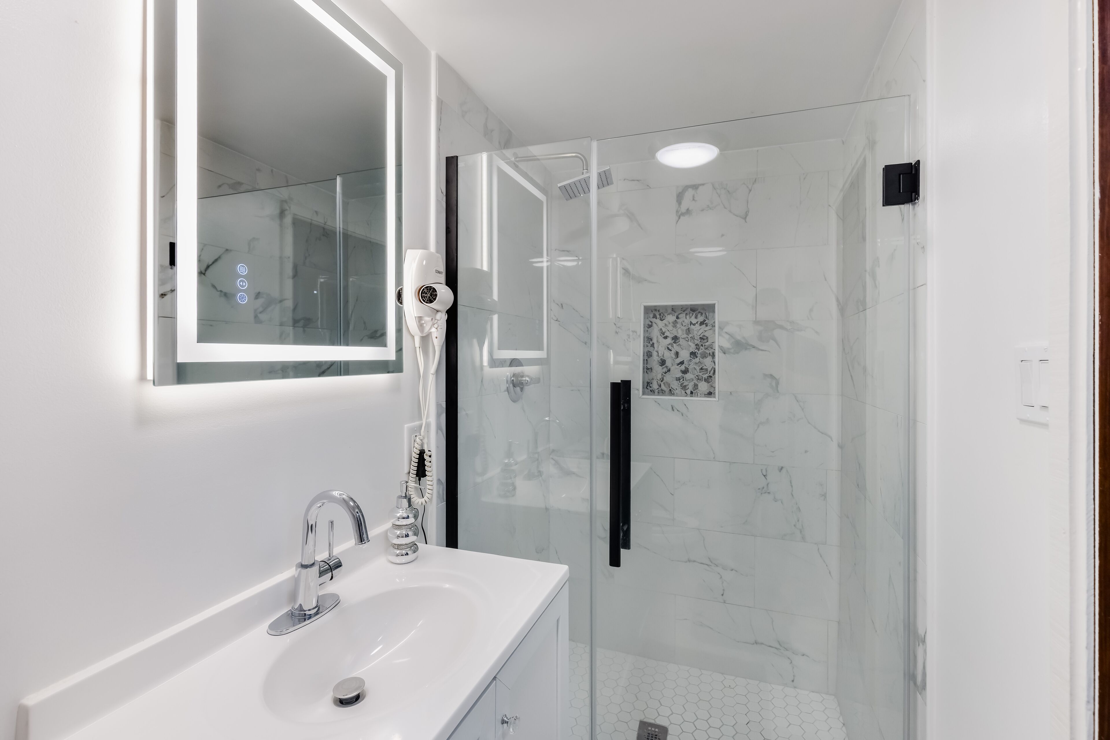Dusche, Haartrockner, Handtücher, Toilettenpapier