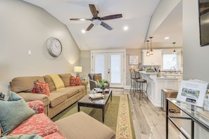 TV, books - 5 Mi to Dtwn Chattanooga: Modern Family Getaway (Chattanooga)