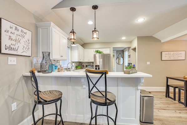 Fridge, microwave, stovetop, dishwasher - 5 Mi to Dtwn Chattanooga: Modern Family Getaway (Chattanooga)