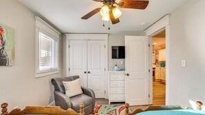 A bedroom with a bed, a chair, a ceiling fan, and a wardrobe. - 5 Mi to Dtwn Chattanooga: Modern Family Getaway (Chattanooga)