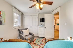 2 bedrooms, iron/ironing board, travel cot, Internet - 5 Mi to Dtwn Chattanooga: Modern Family Getaway (Chattanooga)