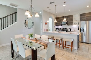 Dining - Golf, Dine & Unwind Poolside! Haines City Getaway (Haines City)