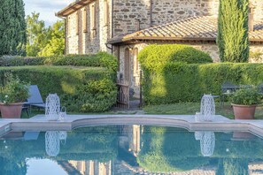 Pool - Welcoming country house in Tuscany Beautiful, private fenced-in pool Wine, oil and Chianina beef... (Montenero)