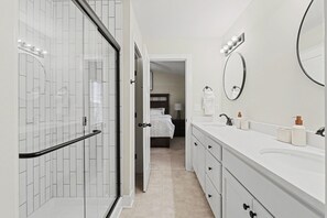 Hair dryer, towels, soap, toilet paper - Elegant 4Bed/3Baths Corporate Home with EV Charger for Travelling Professionals (Wichita)