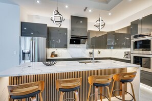 Kühlschrank, Mikrowelle, Herdplatte, Geschirrspüler