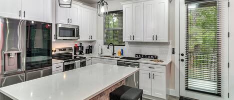 Fridge, microwave, stovetop, dishwasher