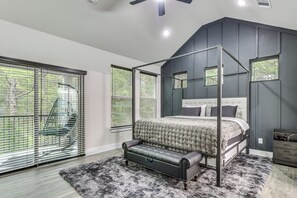 3 bedrooms, desk, iron/ironing board, travel cot - Treehouse Escape in Tahitian Village (Bastrop)