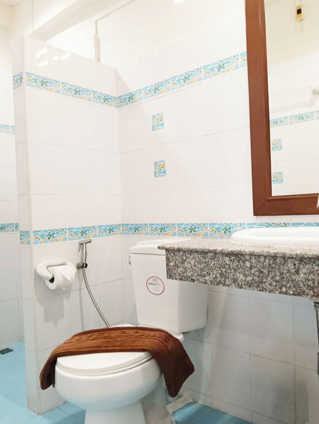 Un bany amb vàter, dutxa i un lavabo.