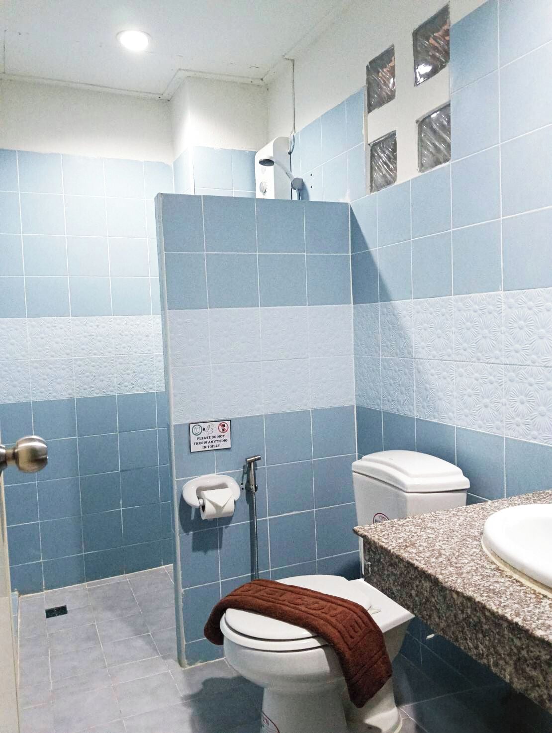 家庭三人房, 1 间卧室, 无烟房 | 浴室 | 淋浴设施、毛巾、肥皂、洗发水