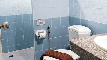 Familien-Dreibettzimmer, 1 Schlafzimmer, Nichtraucher | Badezimmer