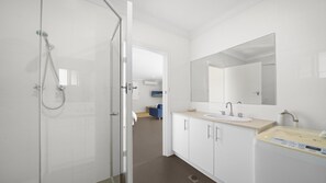 Shower, towels - Studio Living with a private pool (Port Macquarie)