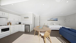 WiFi, bed sheets - Studio Living with a private pool (Port Macquarie)