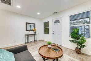 Living area - Extended Stay in LA! Cozy Home 3 Mi to Downtown (Los Angeles)