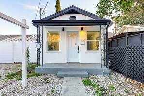 Exterior detail - Extended Stay in LA! Cozy Home 3 Mi to Downtown (Los Angeles)