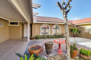 Terrace/patio - Private Pool, Patio! Modern North Las Vegas Escape (Las Vegas)