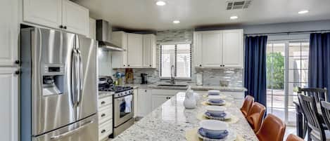 Kjøleskap, mikrobølgeovn, kokeplater og kaffetrakter/tekoker