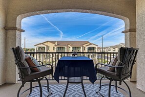 Outdoor dining - Snowbird Escape w/ Pool, 7 Mi to Dtwn Gilbert! (Gilbert)
