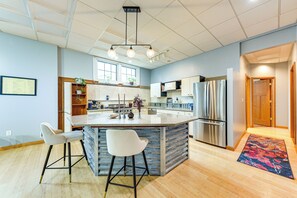 Fridge, stovetop, dishwasher, coffee/tea maker