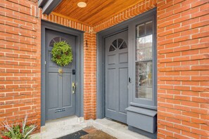 Exterior detail - Long-Term Stay in Milwaukee! Pet-Friendly Condo (Milwaukee)