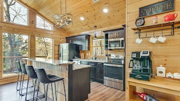 Réfrigérateur, micro-ondes, plaque de cuisson, lave-vaisselle