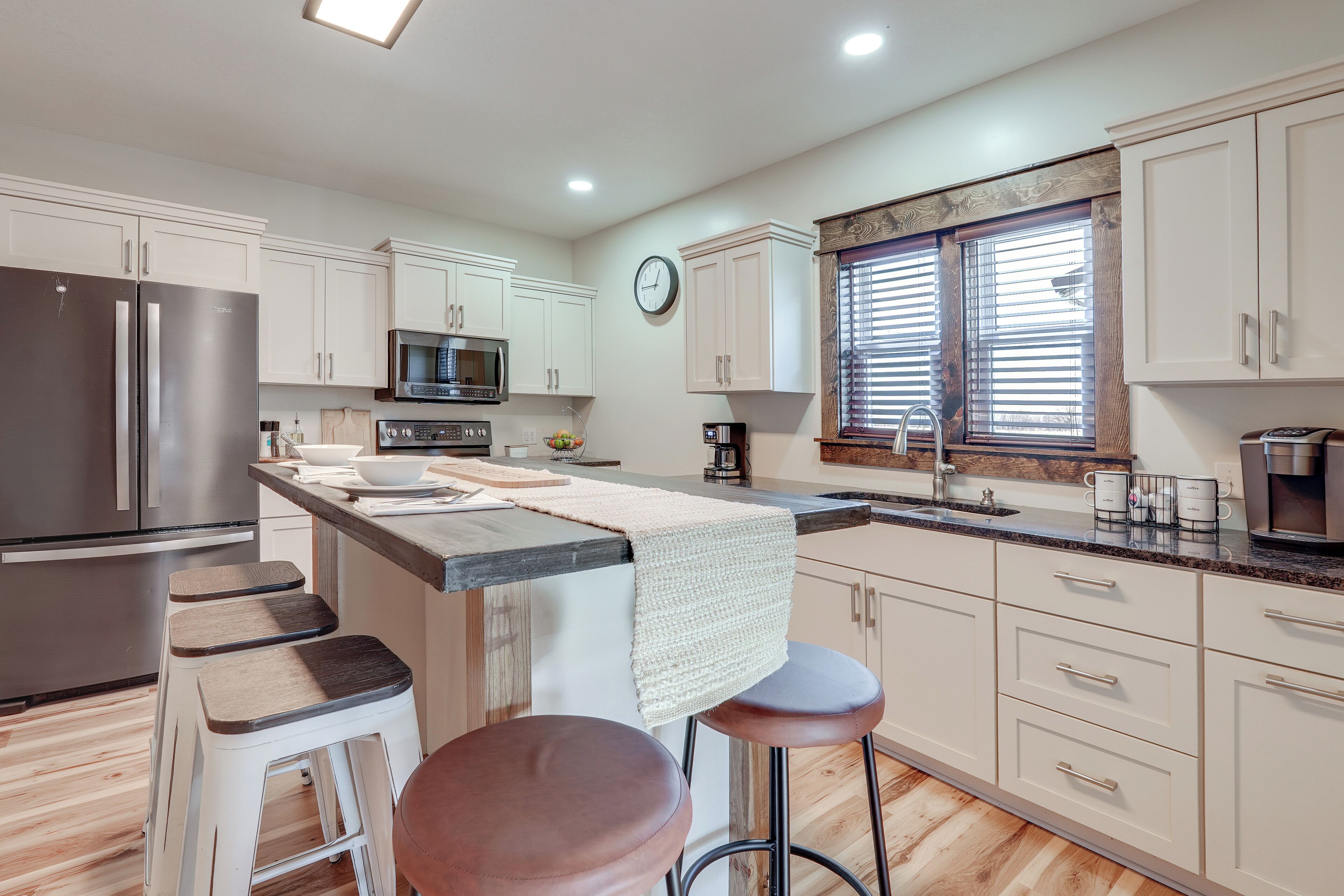 Fridge, microwave, stovetop, dishwasher